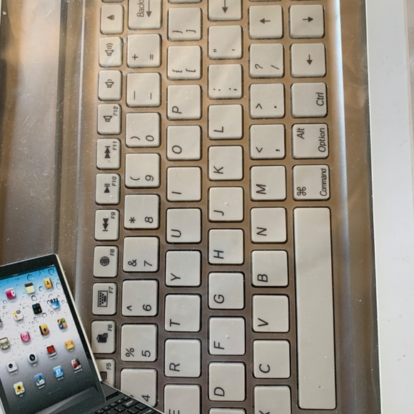 NIB!  Mobile Bluetooth Keyboard for iPad Air in White and Silver! - Picture 5 of 7